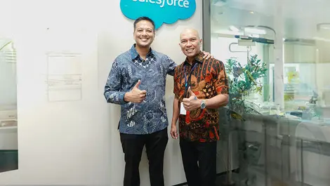 2 names l r iman muhammad regional vice president and country director salesforce indonesia sujith abraham senior vice president and general manager salesforce asean